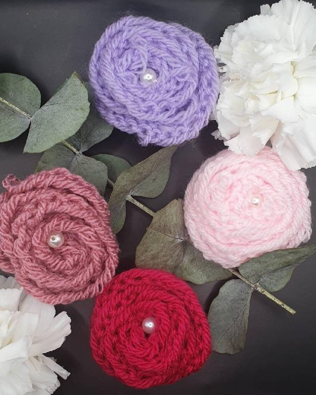 Knitted rose collar charm