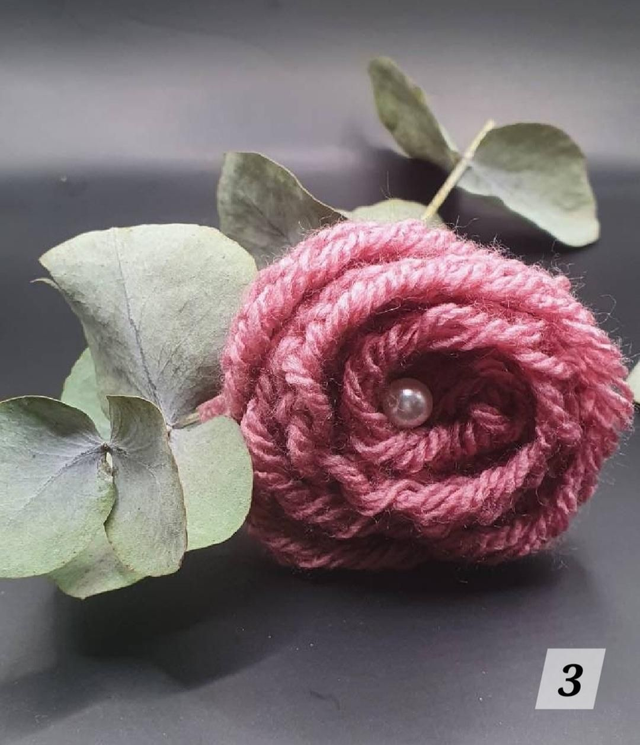 Knitted rose collar charm
